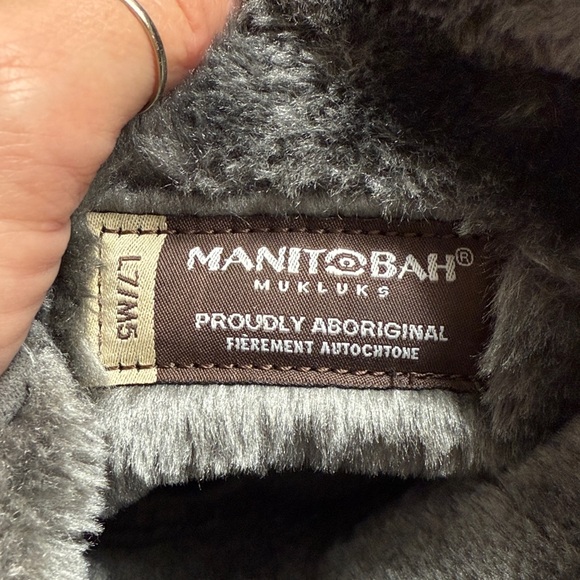 Manitobah Mukluks Gray and Fur Winter Boots - Picture 9 of 12